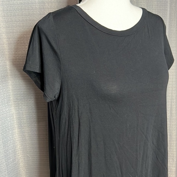 SUPERLINE BLACK MEDIUM SHORT SLEEVED ASYMMETRICAL HEM TSHIRT - Picture 2 of 7